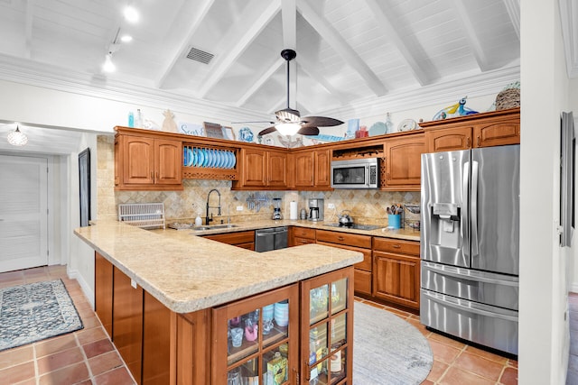 kitchen with stainless steel appliances, sink, backsplash, and kitchen peninsula