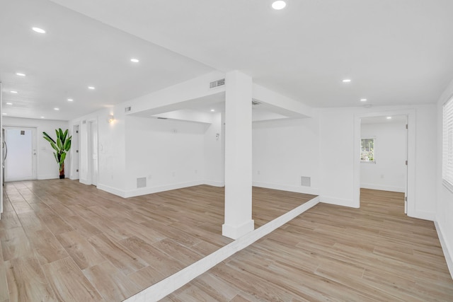 workout room with light wood-style floors, visible vents, and recessed lighting