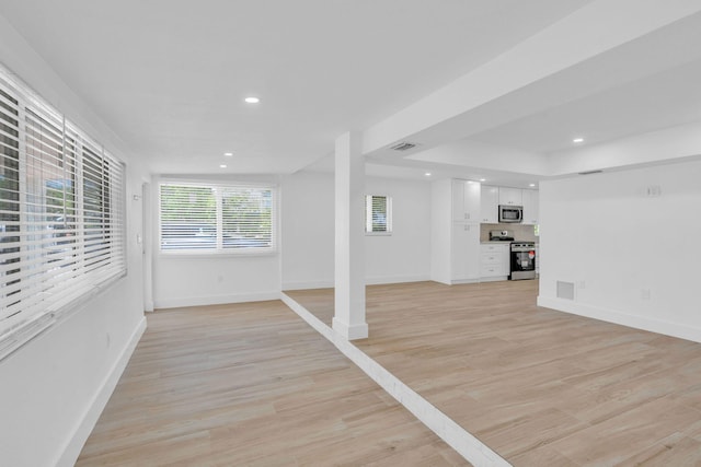 workout area with light wood-style flooring, visible vents, baseboards, and recessed lighting