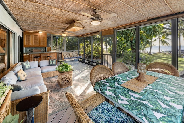 sunroom with ceiling fan