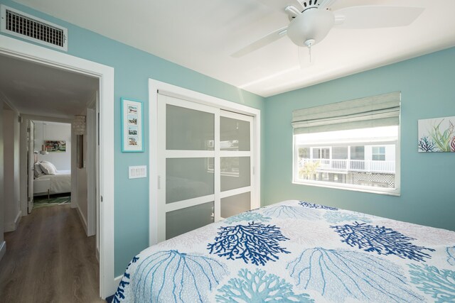 bedroom featuring dark wood-type flooring and ceiling fan