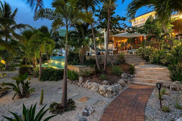 view of yard at dusk