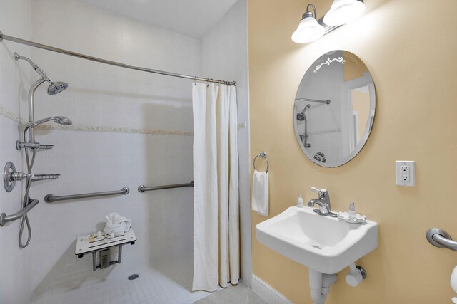 bathroom with a shower with curtain and sink