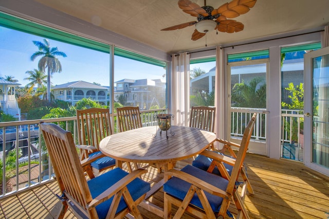 sunroom with ceiling fan