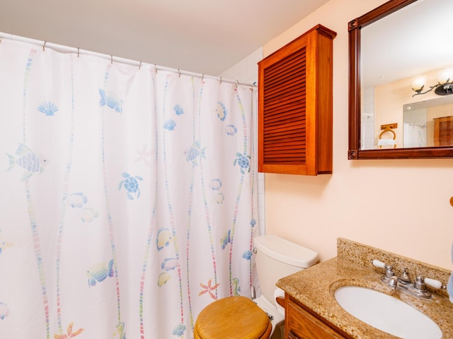 bathroom with curtained shower, toilet, and vanity