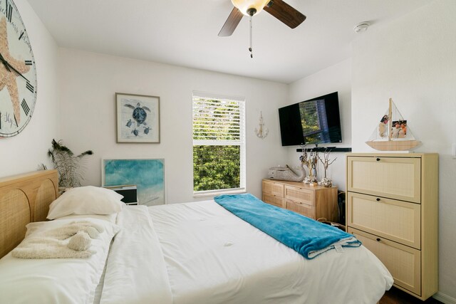 bedroom featuring ceiling fan