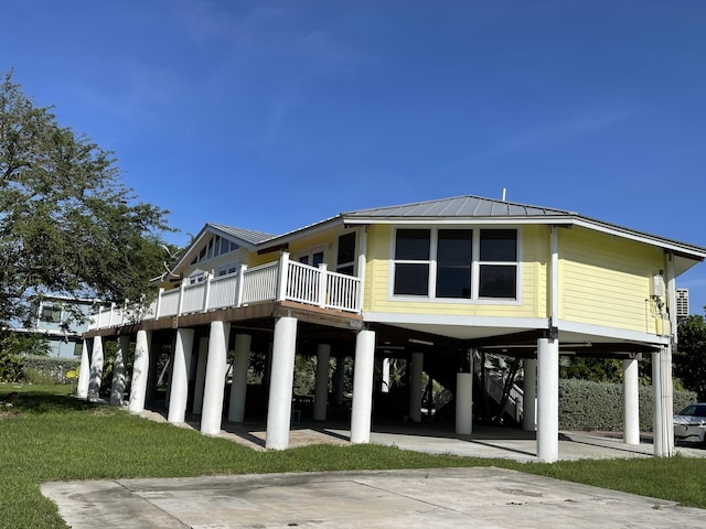 view of front of property with a front yard