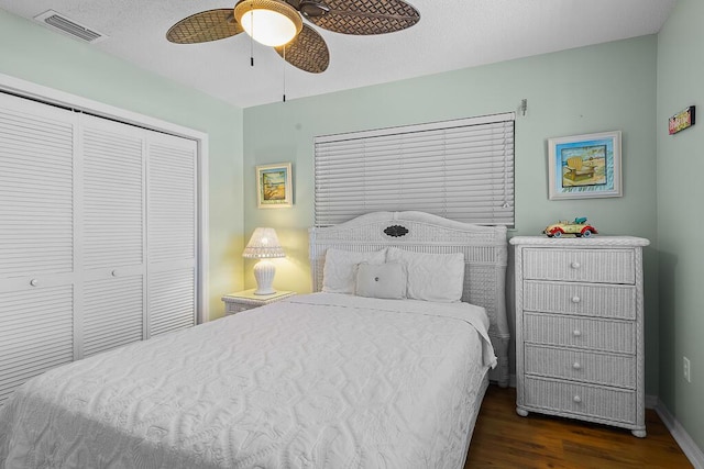 bedroom featuring a closet, dark hardwood / wood-style floors, and ceiling fan