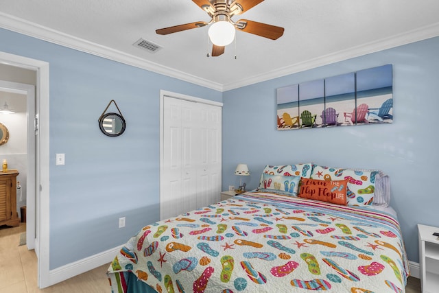 bedroom with ceiling fan, ornamental molding, and a closet