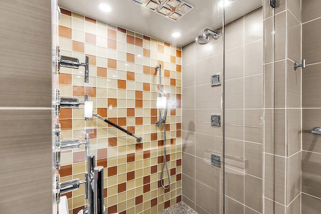 bathroom featuring tiled shower