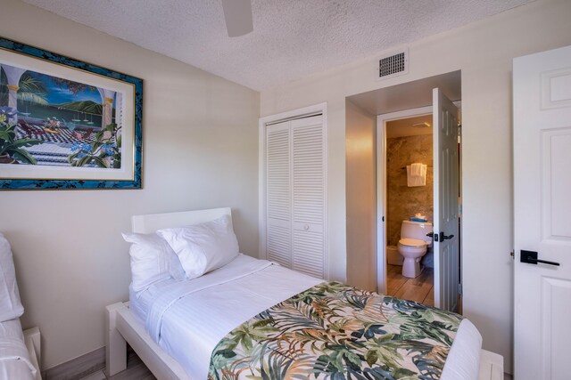 bedroom featuring ceiling fan, a closet, and a textured ceiling