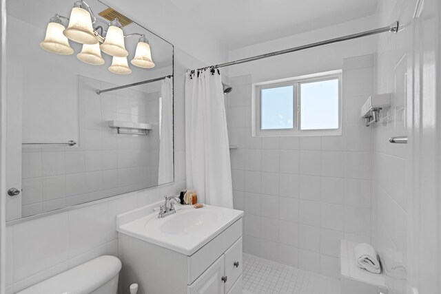 bathroom featuring a shower with curtain, vanity, and toilet