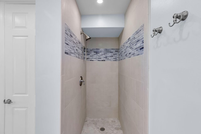 bathroom featuring a tile shower