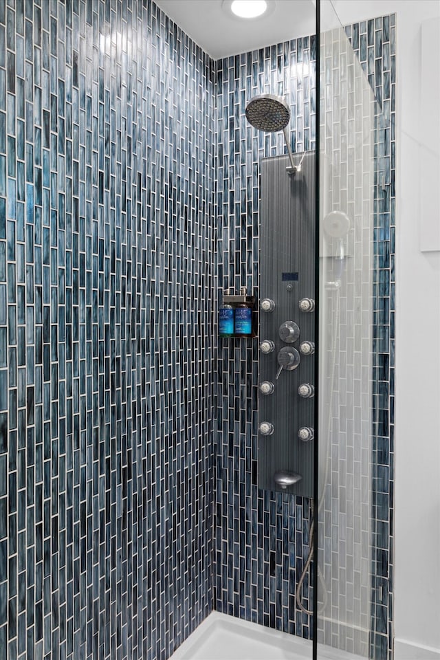 bathroom featuring tiled shower