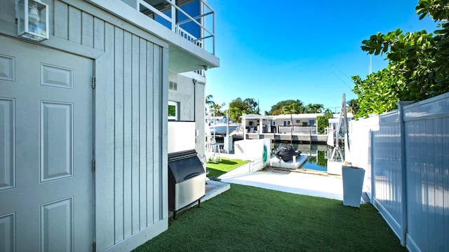 view of yard featuring a dock