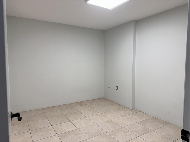 spare room with light tile patterned flooring