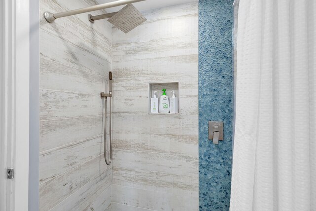 bathroom featuring tiled shower