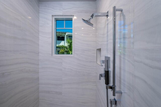 bathroom featuring tiled shower