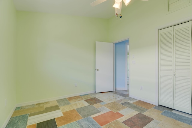 unfurnished bedroom featuring ceiling fan and a closet