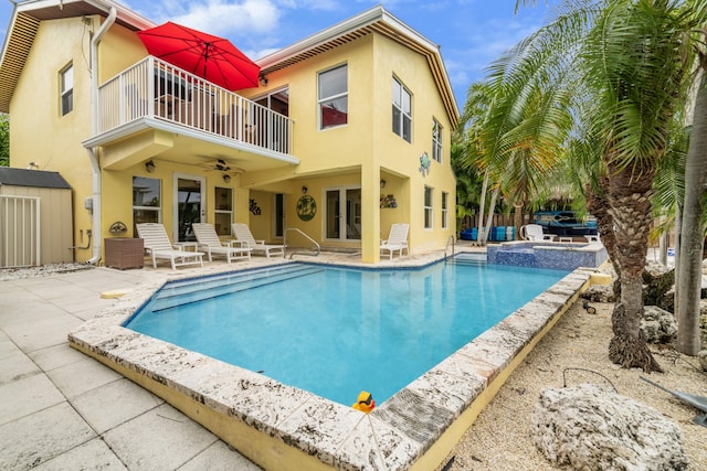 view of pool with an in ground hot tub, ceiling fan, and a patio area