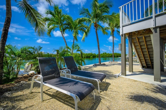 view of yard featuring a water view