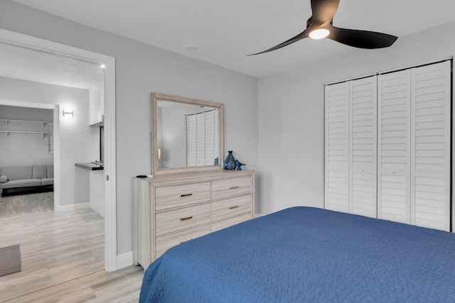 bedroom featuring light wood-style flooring, baseboards, and ceiling fan
