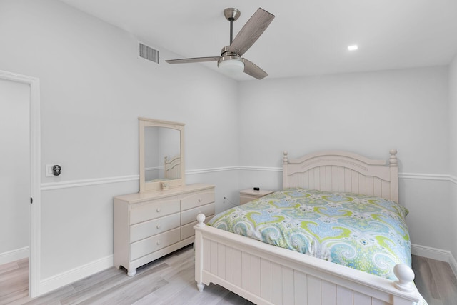 bedroom featuring light wood-style floors, baseboards, and a ceiling fan