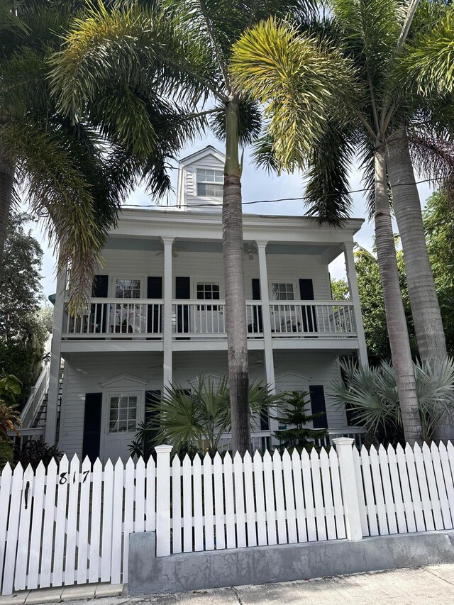 view of front of property featuring a balcony