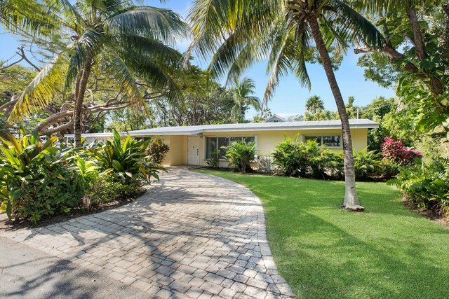 view of front facade with a front yard