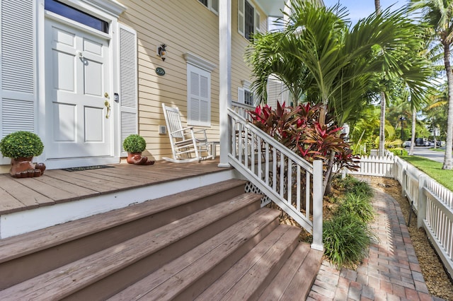 entrance to property featuring covered porch