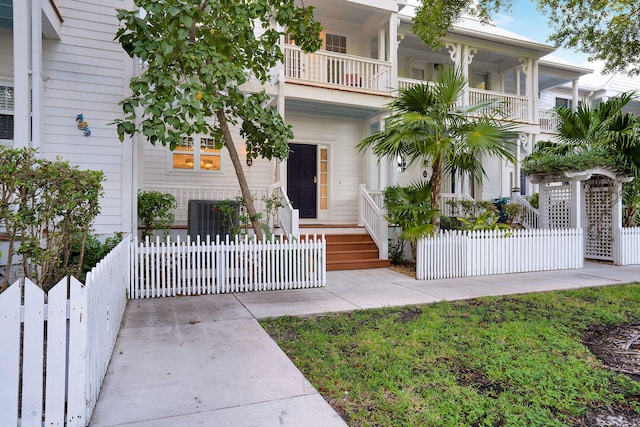 view of front of house with a balcony