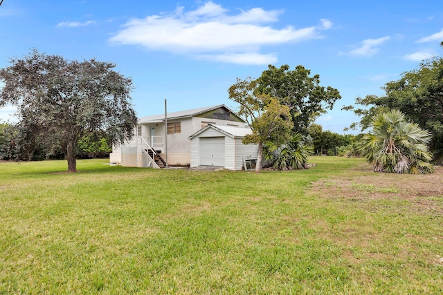 view of yard featuring a storage shed