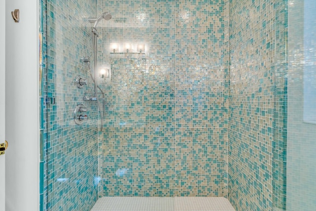 bathroom featuring tiled shower