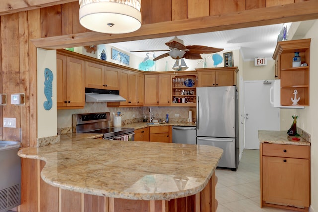 kitchen featuring stainless steel appliances, decorative backsplash, ceiling fan, and kitchen peninsula