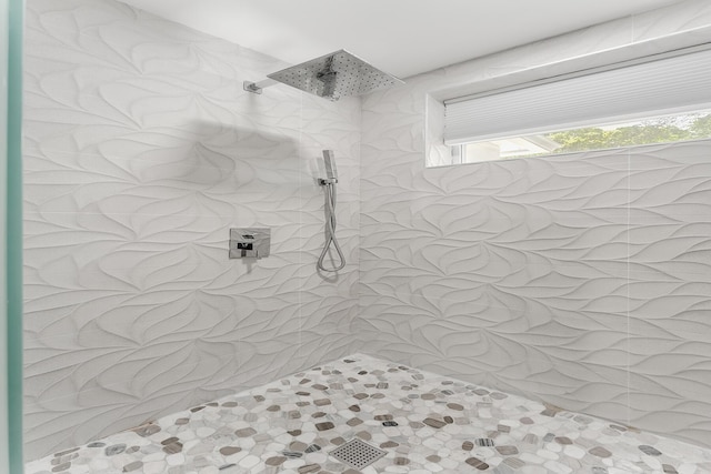 bathroom featuring tiled shower