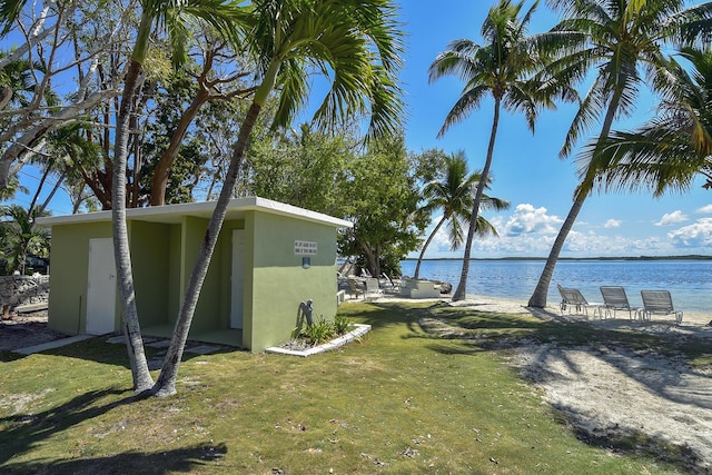 view of yard featuring a water view