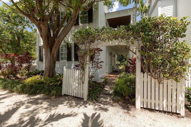 Listing photo 3 for 63 Sunset Key Dr, Key West FL 33040