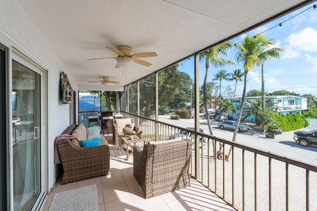 sunroom with ceiling fan