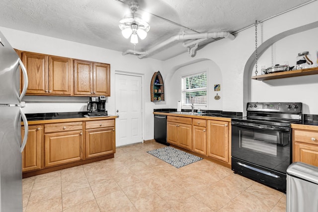 kitchen with sink, black appliances, a textured ceiling, and ceiling fan