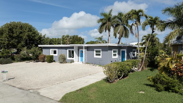 single story home with a front lawn