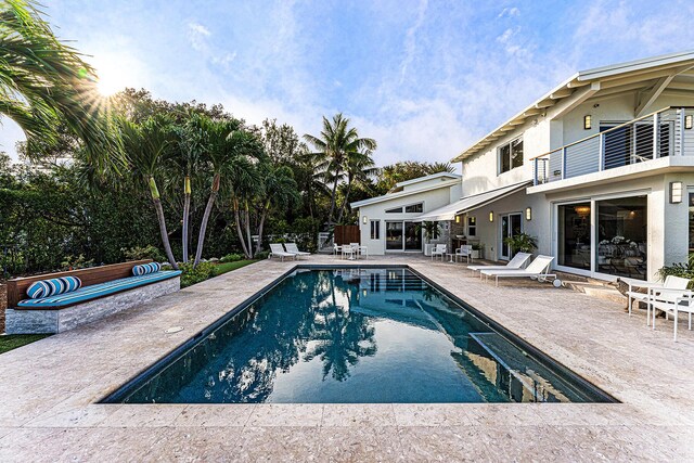 view of swimming pool featuring a jacuzzi and a patio area