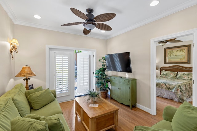 living room with recessed lighting, a ceiling fan, baseboards, light wood-style floors, and crown molding