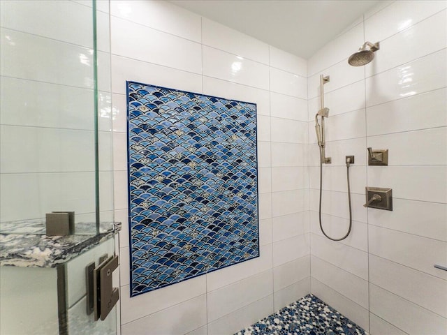 bathroom featuring a tile shower