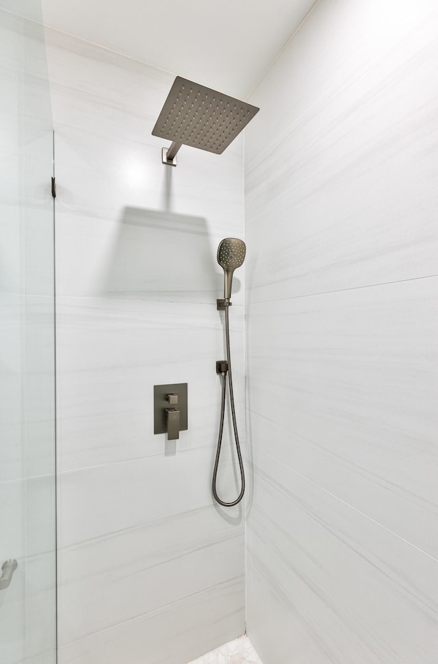 bathroom featuring tiled shower