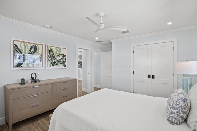 bedroom featuring a closet, crown molding, dark hardwood / wood-style floors, and ceiling fan