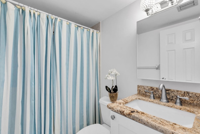 full bath with toilet, visible vents, a shower with shower curtain, and vanity