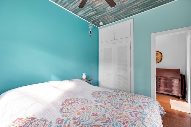 bedroom with a closet, a ceiling fan, and wood finished floors