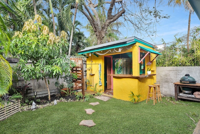 view of outdoor structure with an outdoor structure and a fenced backyard