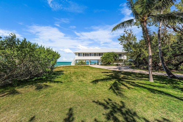 view of yard featuring a water view