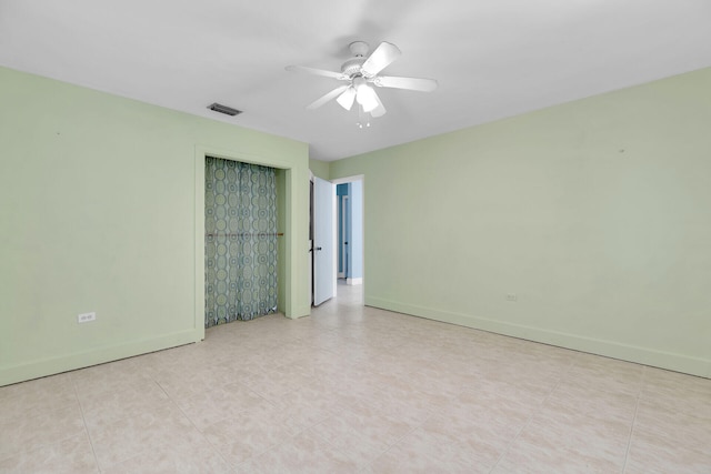 unfurnished bedroom featuring ceiling fan and a closet